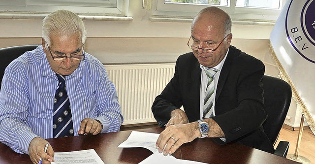 Der Kehler Rektor Paul Witt (rechts) unterzeichnete die Urkunde.   | Foto: fh