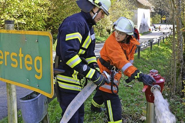 Lschwasser aus dem Dorfbach geholt