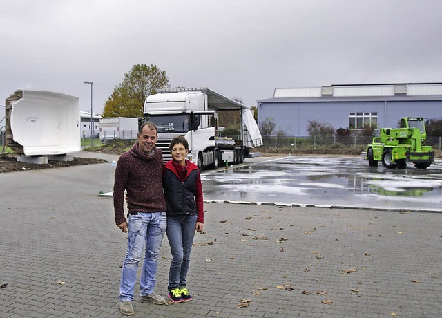 Christian und Melanie Schneider vor de...te des knftigen Showrooms fr Pools.   | Foto: martin pfefferle