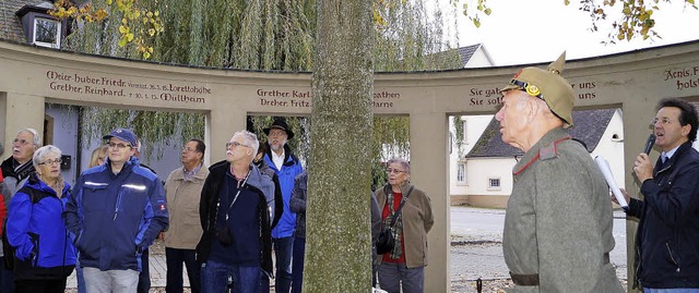 Zwlf Eimeldinger fielen im ersten Wel... Abschluss des Geschichtsspaziergangs.  | Foto: Silke Hartenstein