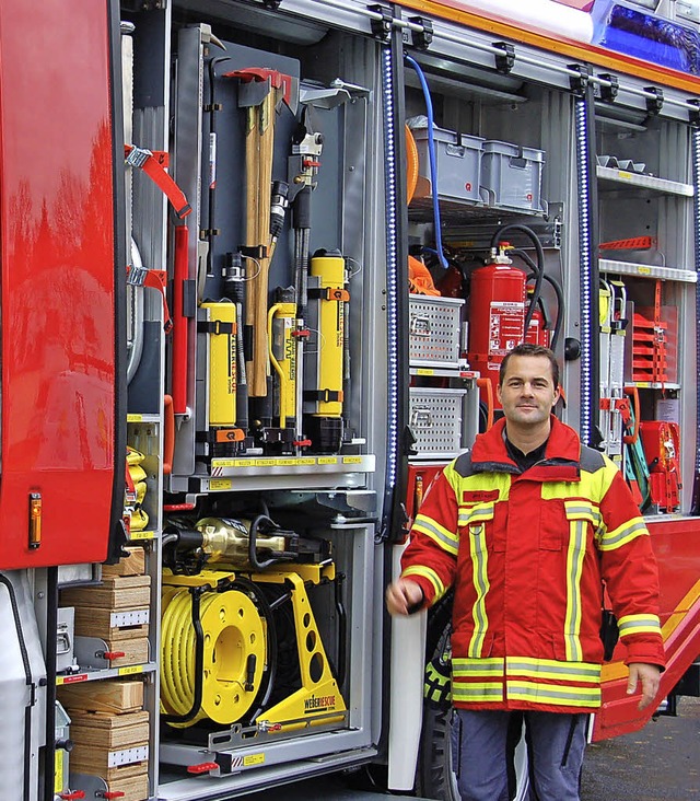 Kommandant Jens Lapp und das neue Feuerwehrfahrzeug HLF20  | Foto: Andrea Steinhart