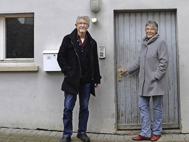 Werner und Maria Wasmer, hier vor dem ...rsttzen   Asylbewerber in Lffingen.   | Foto: Martin Wunderle