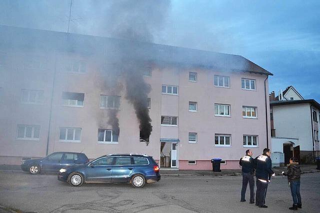 Feuerwehr rettet zwei Menschen aus brennender Wohnung