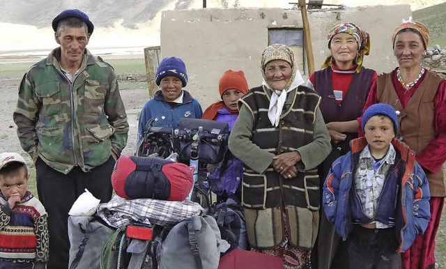 Von ihren  Begegnungen mit Menschen un...ilie am Akbaitalpass in Tadschikistan.  | Foto: Rasenberger/privat