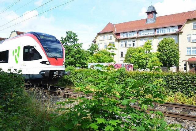 Lebensgefhrlicher Schulweg: Kinder krzen ber Gleise ab