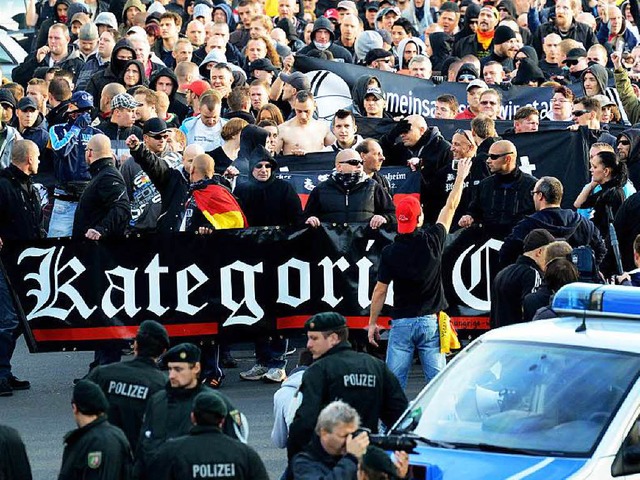 Die Hooligan-Band ist in der rechtsextremen  Szene verankert.  | Foto: dpa