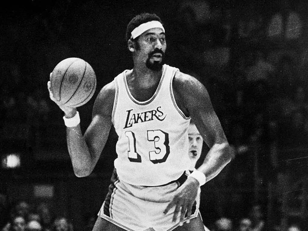 Platz 5) Wilt Chamberlain erzielte am 2. Mrz 1962  100 Punkte beim 169:147-Sieg der Philadelphia Warriors ber die New York Knicks. Insgesamt gelangen der Lakers-Legende in seiner Kariere 31.419 Punkte.