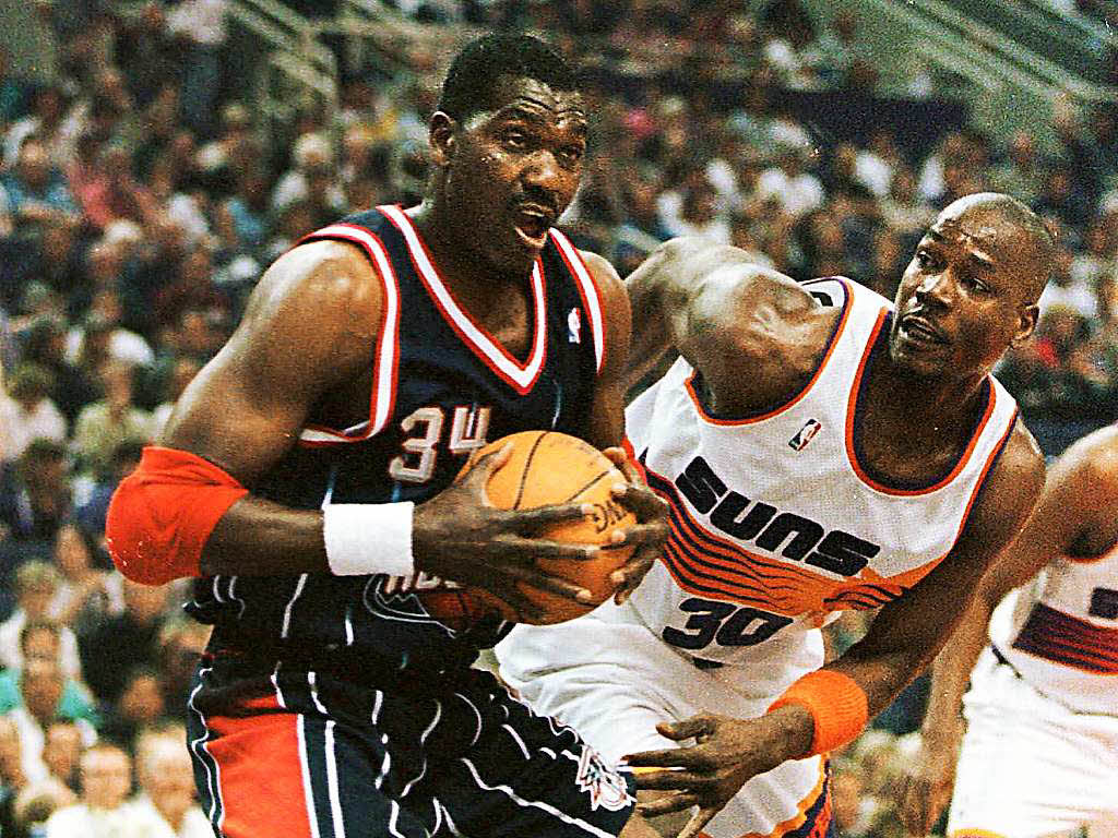 Platz 10) Hakeem Olajuwon (links) gewann mit den  Houston Rockets zweimal den NBA-Titel. Von 1985 bis 1996 erzielte der gebrtige Nigerianer 26.946 Punkte