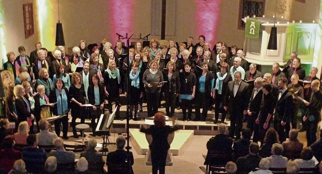 Drei Chre der Nimburger Chorgemeinsch...ation in der Bergkirche zusammengetan.  | Foto: Karlernst Lauffer