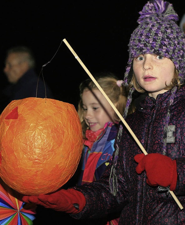 Kinder mit Laternen  waren auch in Kirchzarten unterwegs.   | Foto: Adam