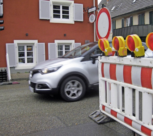 In Kndringen wird die Hauptstrae san...ein stauanflliges Nadelhr an der B3.  | Foto: Marco Kupfer