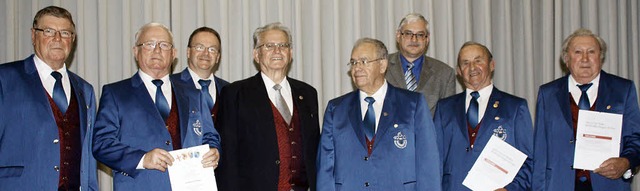 Die MGV-Aktiven  (vordere Reihe, von l...Peter Hartwig (hinten rechts) geehrt.   | Foto: Herbert Binninger
