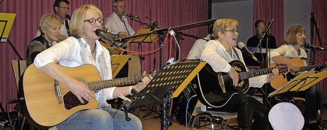 Begeisterte im Pfarrsaal in Rust: die Gitarrengruppe Saitenwind.   | Foto: Irene Br