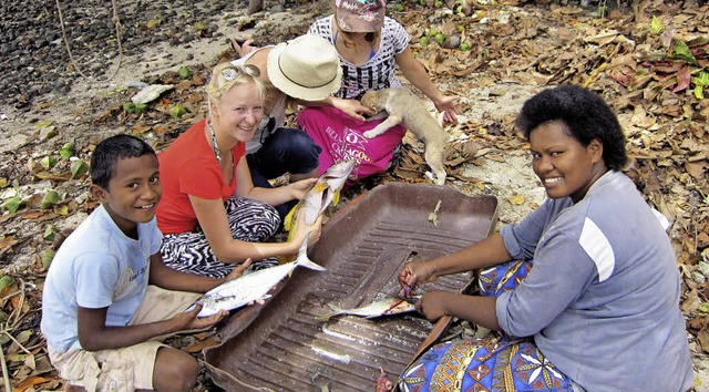 Alltagsarbeit fr Frauen und Kinder: A... Subern der Fische nach dem Fischfang  | Foto: Privat