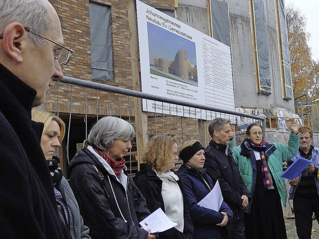 Pfarrerin Susanne Bmers segnet beim R...Gemeindezentrum der Johannesgemeinde.   | Foto: Johanna Hgg