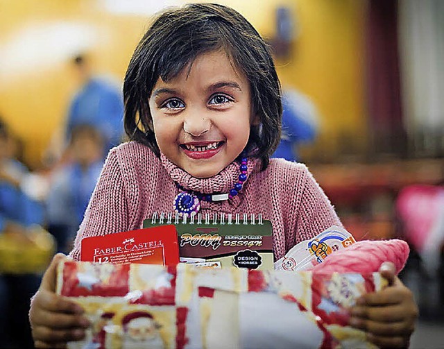 Die Aktion Weihnachten im Schuhkarton sorgt   fr strahlende Kinderaugen.   | Foto: Markus Pletz