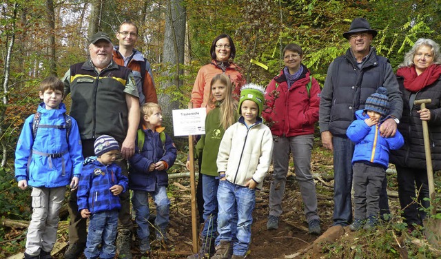 Die stolzen Baumpflanzer: Frster Bck...pe des Schwarzwaldvereins Schopfheim.   | Foto: zvg