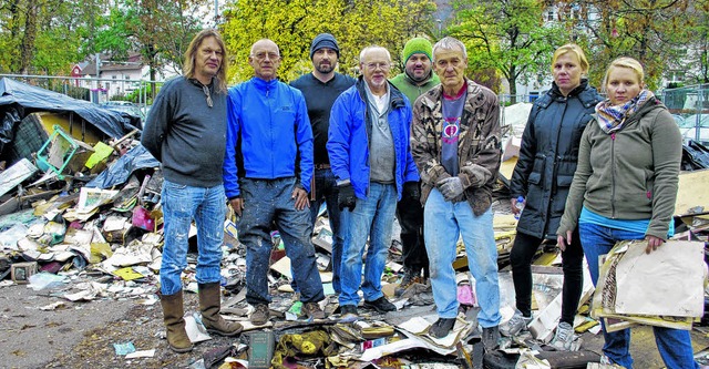 Verwandte und Bekannte helfen nach dem...etroffenen Armin Kipper zu sortieren.   | Foto: susann klatt D&#8217;Souza