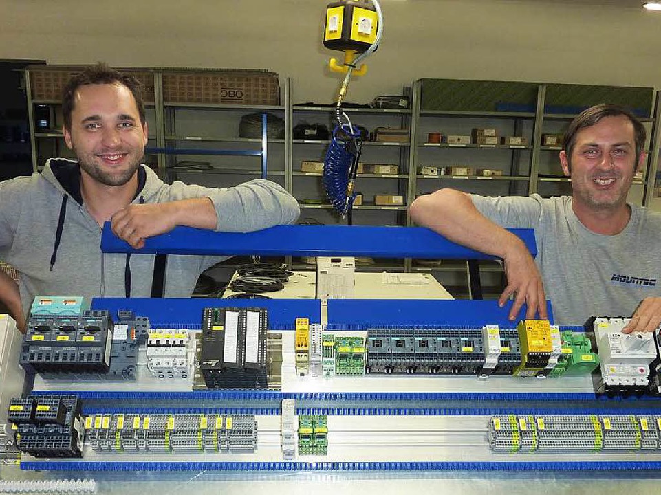 Sebastian Lorenz (links) und Manuel Volk mit einem ihrer Schaltschrnke.  | Foto: Karlernst Lauffer