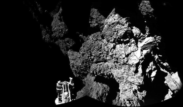 Rosettas Landemodul Philae ist sicher ...67P/Tschurjumow-Gerassimenko gelandet.  | Foto: dpa