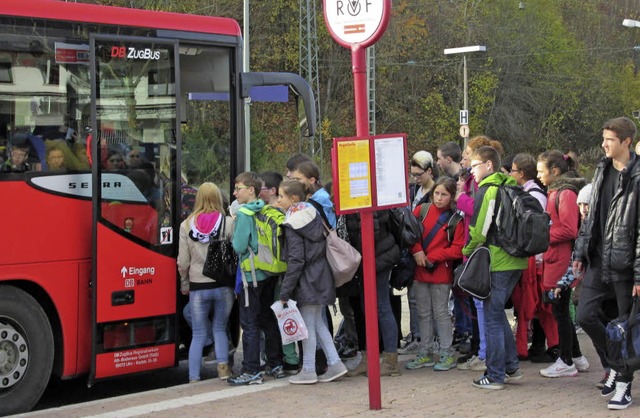 Mit Bus und Bahn geht es fr viele Kinder in die Schule.   | Foto: SBG
