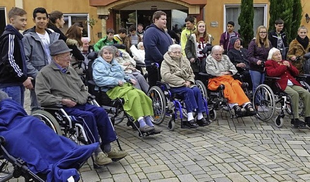 Mahlberger Schlerinnen und Schler er...trums eine Ausfahrt mit dem Rollstuhl.  | Foto: Privat