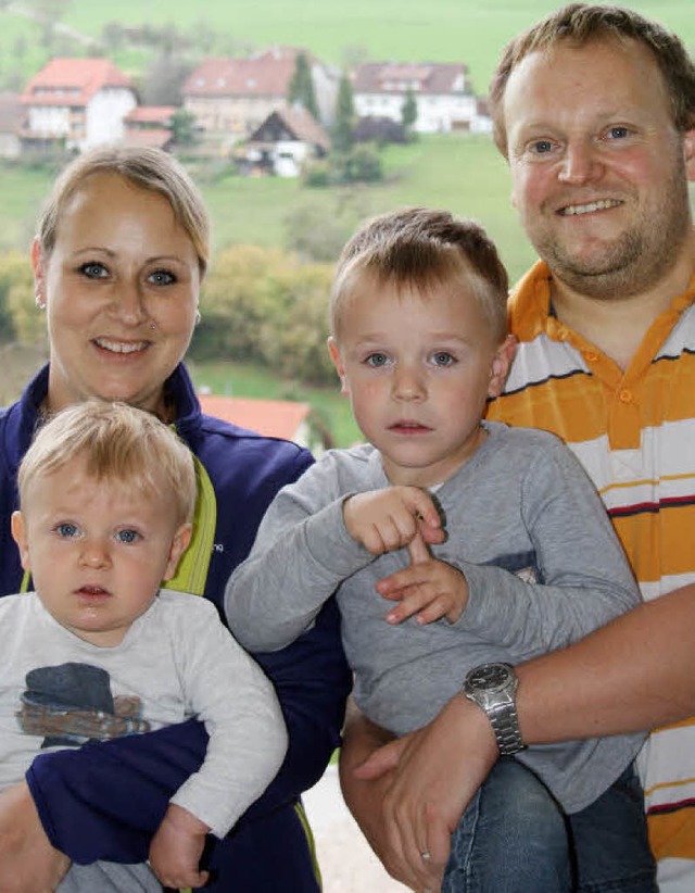 Nicole und Mathias Schmerling mit ihren beiden Kindern   | Foto: sln