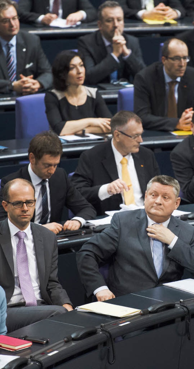 Die CDU-Fraktion, darunter Gesundheits...hts), lauscht den Reden im Bundestag.   | Foto: DPA