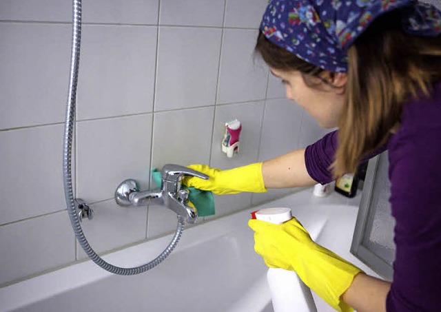 Wer strker schrubbt, kann umweltschdliche Putzmittel vermeiden.  | Foto: Silvia Marks/dpa