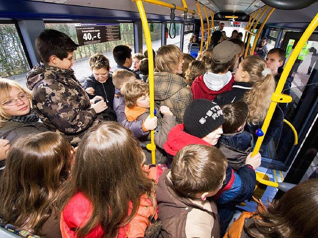 Dass  die Fahrt in berfllten Bussen ...ffenbar ohne nachhaltige Konsequenzen.  | Foto: dpa