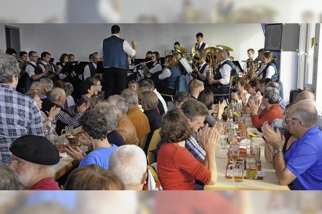 Znftiges Schlachtfest in Blumegg mit viel Musik