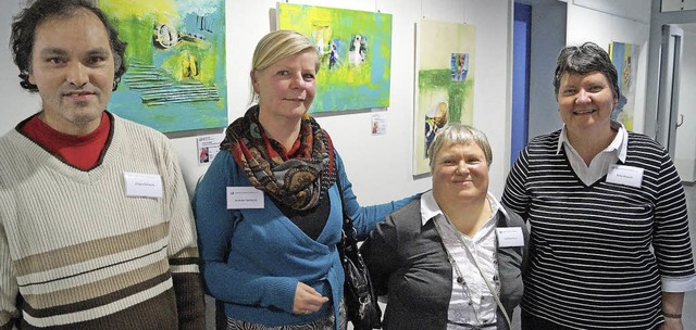 Drei Lebenshilfe-Maler und ihre Mentor...rkirch, Karoline Hund und Anke Reckert  | Foto: Christine Storck