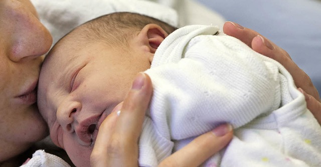 Im Ortenau-Klinikum stieg zuletzt die Zahl der Geburten.   | Foto: dpa