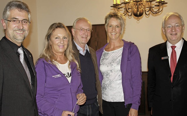 Spendenschecks bergab Heinz Rombach, ...rmeister Michael Thater (von rechts).   | Foto: Gerd Leutenecker