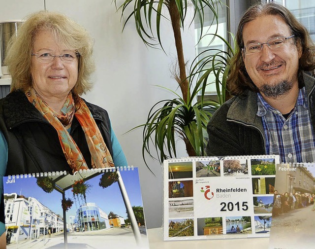 Gabriele Zissel und Jrg Mauch mit dem neuen Kalender  | Foto: ZVG