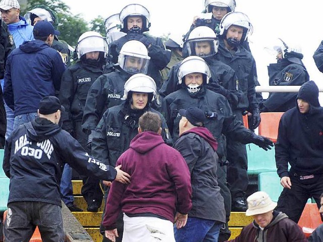 Ein Bild, das man in Freiburg vermeide...izei contra  randalierende Fuballfans  | Foto: dpa