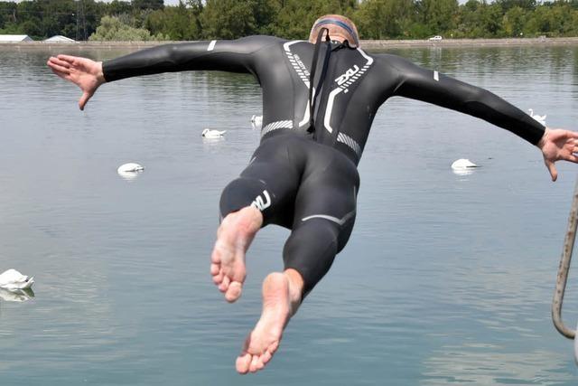 Schwimmender Professor stellt Ergebnisse vor: Chemiecocktail im Rhein