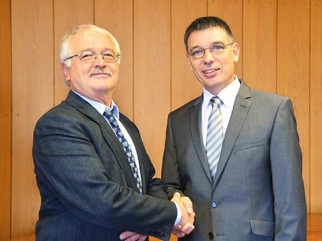 Gerichtsdirektor a. D. Bruno Gebele (links) bergibt an Hans-Peter Kuhn   | Foto: S.Wolfrum