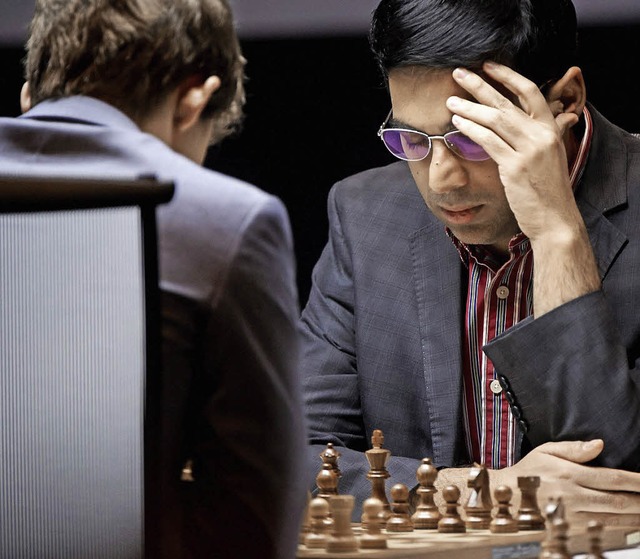 Konzentriert: Magnus Carlsen und Viswanathan Anand   | Foto: dpa