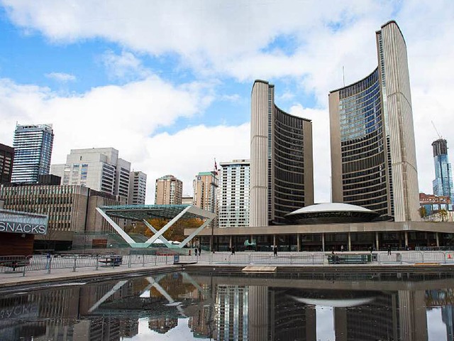 Die Fenster der City Hall in Toronto wurden nachgerstet.  | Foto: AFP)
