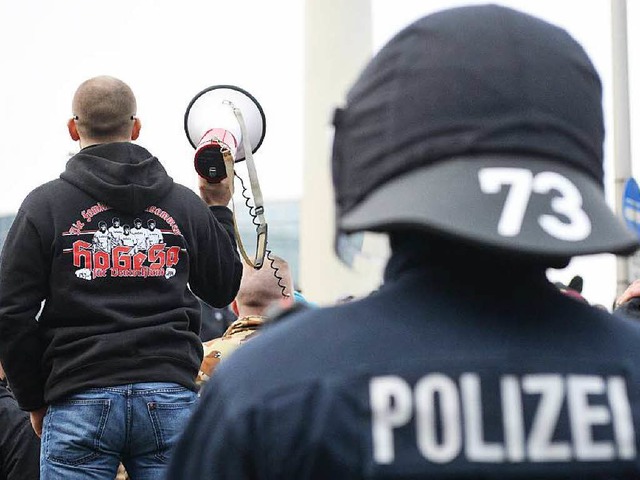 Zahlreiche Polizisten begleiteten die Hooligan-Demonstration.  | Foto: dpa