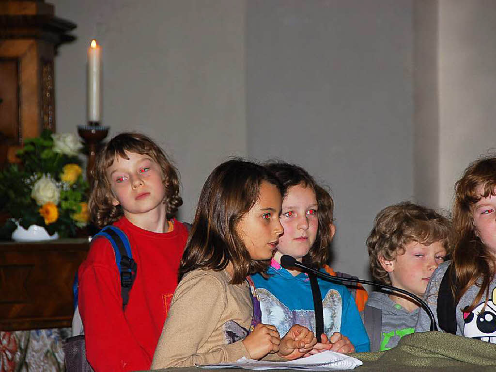 Geschichten vom Teilen spielte die vierten Klassen der Hohenlupfenschule. Dabei schlugen die Kinder den Bogen von St. Martin zum Alltag.