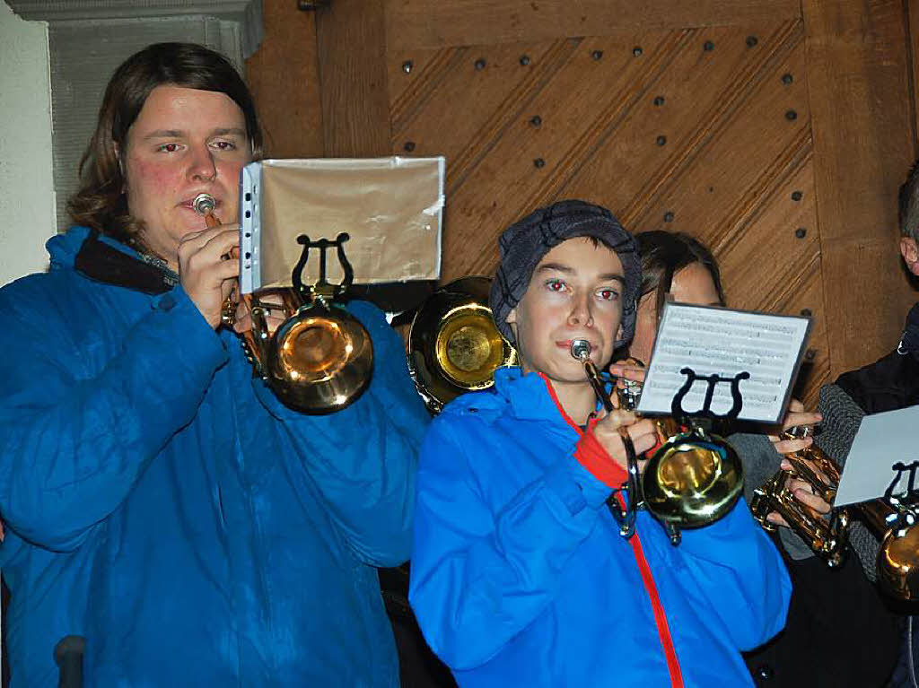 Eine Abordnung der Stadtmusik spielte im Trockenen vor der Klosterkirche traditionelle Martinslieder.