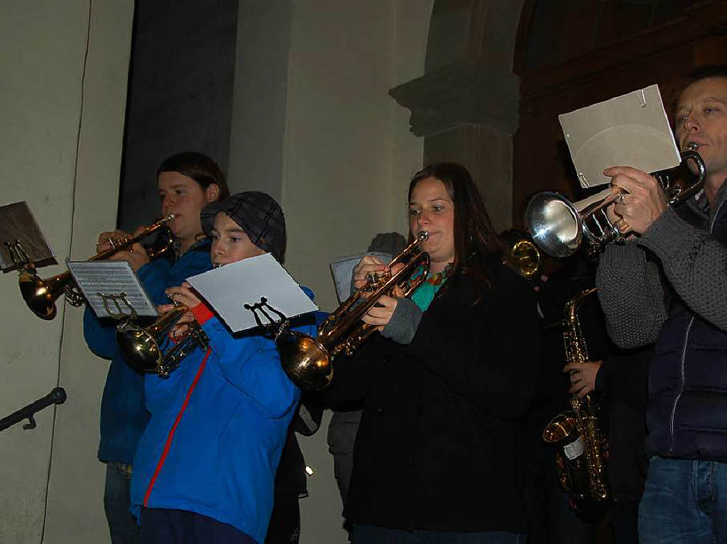 Eine Abordnung der Stadtmusik spielte im Trockenen vor der Klosterkirche traditionelle Martinslieder.