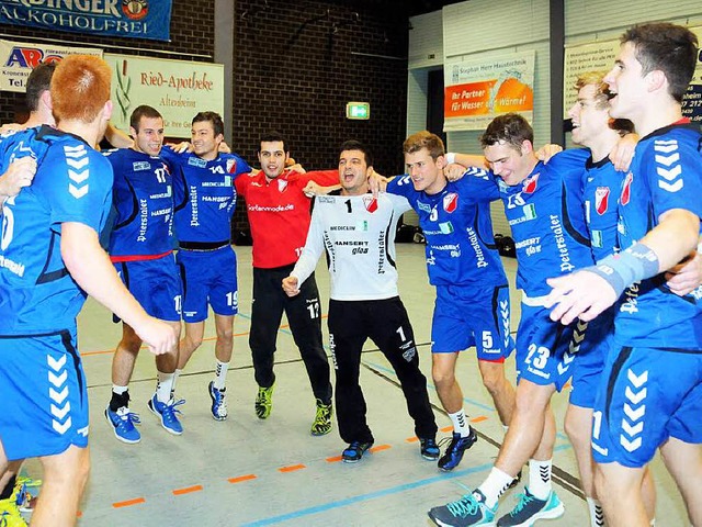 Der TuS Schutterwald feiert den Derbysieg.  | Foto: WOLFGANG KUENSTLE               