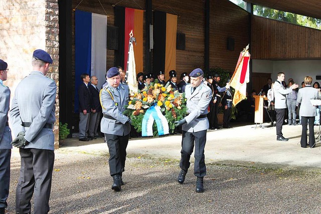 Major Tobias Lang und Oberstabsfeldweb... Krieg und Gewalt einen  Kranz nieder.  | Foto: Martha Weishaar