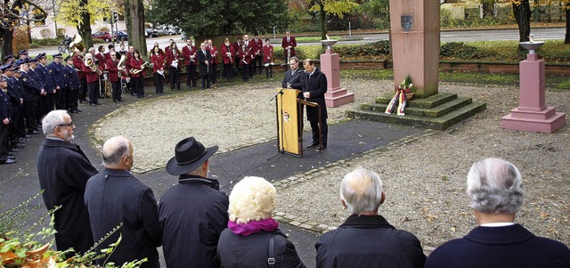 Volkstrauertag in Herbolzheim: Die Pfa...anken und Vaterunser zum Gedenken bei.  | Foto: Michael haberer