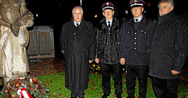 Brgermeister Gabriel Schweizer, Hansp... legten am Mahnmal einen Kranz nieder.  | Foto: herbert trogus