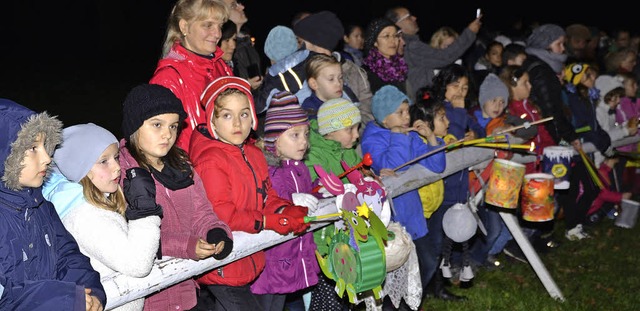 Hunderte von Kindern folgten gespannt ...seinen Mantel mit dem Bettler teilte.   | Foto: hans-jochen voigt