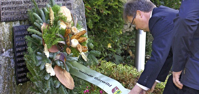 Grwihls Brgermeister Carsten Quednow...enbach einen Kranz am Ehrenmal nieder.  | Foto: Werner Probst